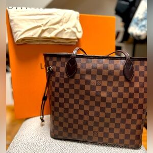 Pre-loved LV Neverfull MM tote in Damiere Ebene canvas. Perfect for everything!